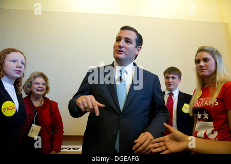 San Antonio, Texas. 19. Oktober 2013. US-Sen Ted Cruz von Texas begrüßt Teilnehmer und junge Menschen vor einer Rede zu Texas Föderation der republikanischen Frauen (TFRW).  Cruz macht Wellen in Washington als Freshman Senator und Tea-Party Lieblings herausfordernd die republikanische Establishment. © Bob Dämmrich/Alamy Live-Nachrichten Stockfoto