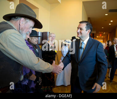 San Antonio, Texas. 19. Oktober 2013. US-Sen Ted Cruz von Texas begrüßt Teilnehmer und junge Menschen vor einer Rede zu Texas Föderation der republikanischen Frauen (TFRW).  Cruz macht Wellen in Washington als Freshman Senator und Tea-Party Lieblings herausfordernd die republikanische Establishment. © Bob Dämmrich/Alamy Live-Nachrichten Stockfoto