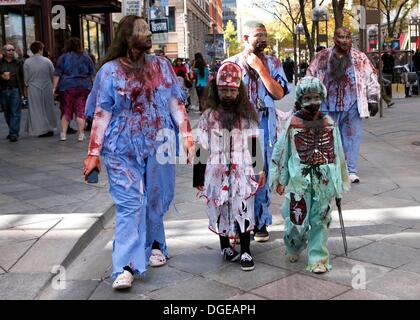 Denver, Colorado, USA. 19. Oktober 2013. Teilnehmer verkleiden sich als Monster während der Denver Zombie kriechen. Die Veranstaltung gewachsen international stattfindenden in Ländern auf der ganzen Welt. © Beth Schneider/ZUMA Wire/ZUMAPRESS.com/Alamy Live-Nachrichten Stockfoto