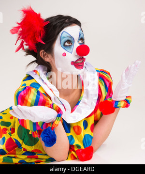 Clown; Zirkus; Gesicht malen; Weiblich; Rolle des Menschen; Verhalten; Ekstatisch; Fröhlich; Studioaufnahme; Blick in die Kamera; Unterhaltung; Stockfoto