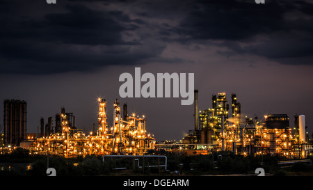 Eine beleuchtete Öl und Gas Raffinerie-Anlage in der Nacht in Navodari, Rumänien. Stockfoto