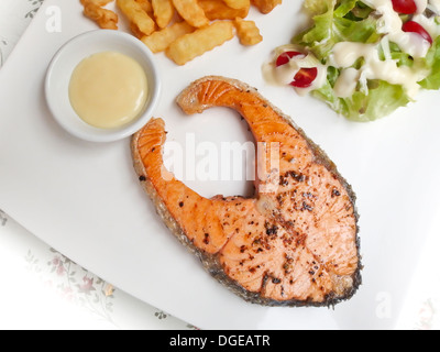 Lachssteak auf weiße Schale Stockfoto