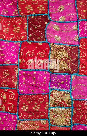Rosa und roten Indianer Stoff Wandbehang. Indisches Kunsthandwerk Stockfoto