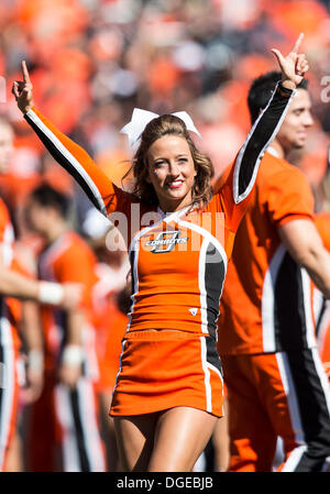 Stillwater, Oklahoma, USA. 19. Oktober 2013. 19. Oktober 2103: Oklahoma State Cowboys Cheerleader führt während der NCAA Football-Spiel zwischen der TCU Horned Frogs und die Oklahoma State Cowboys im Boone Pickens Stadium in Stillwater, OK © Csm/Alamy Live-Nachrichten Stockfoto