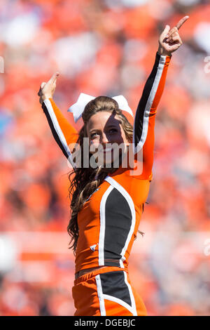 Stillwater, Oklahoma, USA. 19. Oktober 2013. 19. Oktober 2103: Oklahoma State Cowboys Cheerleader führt während der NCAA Football-Spiel zwischen der TCU Horned Frogs und die Oklahoma State Cowboys im Boone Pickens Stadium in Stillwater, OK © Csm/Alamy Live-Nachrichten Stockfoto