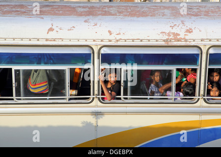 Kinder suchen Fenster des Busses Stockfoto