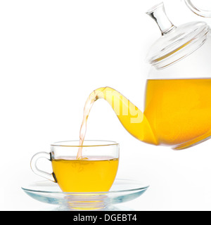 Glas Teekanne und Tasse Tee isoliert Stockfoto