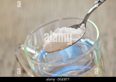 Löffel Backpulver und Glas Wasser Stockfoto