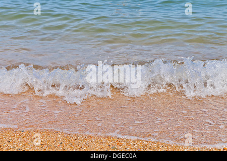 Weiche Welle des Meeres am Sandstrand Stockfoto