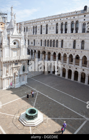 Der Doge Palasthof mit der Bronze Bewältigung von einem Brunnen und der zeremoniellen Riese Treppe im Hintergrund (Venedig). Stockfoto