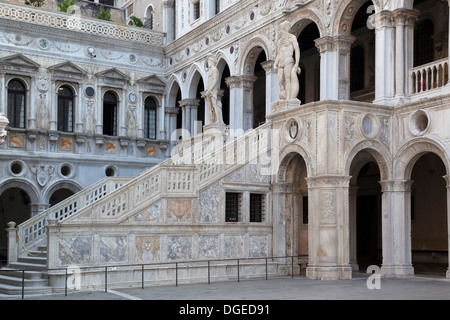 Der Riese Prunkstiege der Palasthof der Doge (Venedig - Italien). L ' escalier des Géants du Palais des Dogen. Stockfoto