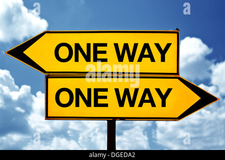 Eine Art und Weise gegenüberliegenden Zeichen. Zwei leere entgegengesetzte Vorzeichen vor blauem Himmelshintergrund. Stockfoto