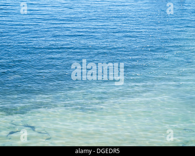 Blau und dunkel blaue Lichtfarben auf Meeresoberfläche Stockfoto