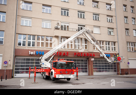 Feuerwehr in Aufmachungen im Aufzug auf LKW Stockfoto