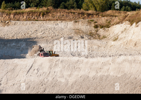 Digger gehäuften Kreide auf LKW Stockfoto