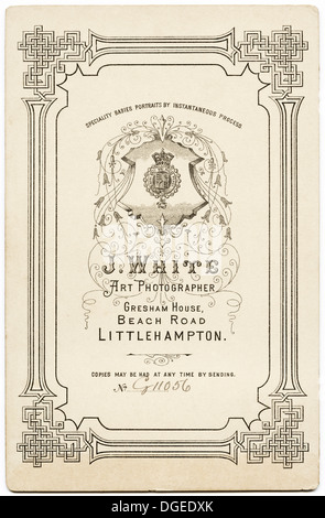 Aufwendige Design auf Rückseite der Carte de Visite ca. 1895 von viktorianischen Fotograf J. White von Littlehampton Stockfoto