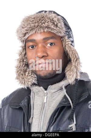 Porträt von einen schönen lächelnden Afro-Amerikaner tragen eine Pelzmütze und eine Winterjacke Stockfoto