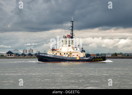 Svitzer Brunel eine moderne Schlepper macht sie rückwärts flussabwärts auf der Themse bei Tilbury östlich von London City Stockfoto