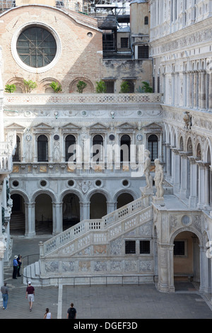 Der zeremonielle Riese Treppe der Palasthof der Doge (Venedig - Italien). L ' escalier des Géants du Palais des Dogen. Stockfoto