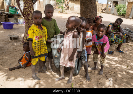 Nixo Dorfkinder, in der Nähe von Sokone, Senegal. Serer ethnische Gruppe. Stockfoto