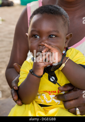 Kleiner Junge in Mutters Schoß, Nixo Dorf, in der Nähe von Sokone, Senegal. Serer ethnische Gruppe. Stockfoto