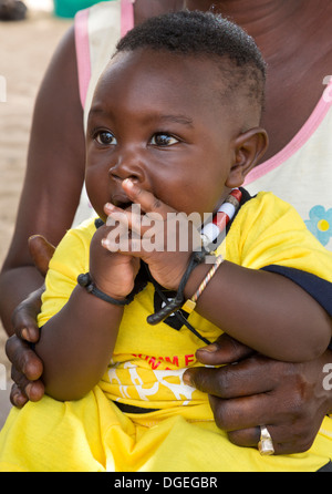 Kleiner Junge in Mutters Schoß, Nixo Dorf, in der Nähe von Sokone, Senegal. Serer ethnische Gruppe. Stockfoto