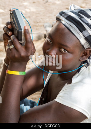 Junge Dame Listening Musik, Nixo Dorf, in der Nähe von Sokone, Senegal. Serer ethnische Gruppe. Stockfoto