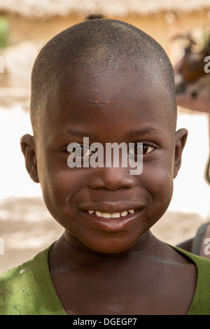 Kleiner Junge, Nixo Dorf, in der Nähe von Sokone, Senegal. Serer ethnische Gruppe. Stockfoto