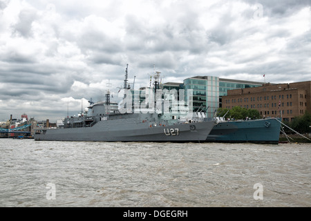 BNS Brasilien eine brasilianische Marine Training Schiff U27, eine modifizierte Niteroi Klasse Fregatte vertäut neben dem 2. Weltkrieg Schiff HMS Belfast Stockfoto