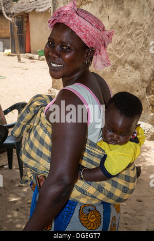 Senegalesische Mutter und ihrem Baby, Nixo Dorf, in der Nähe von Sokone, Senegal, einem Serer Dorf. Stockfoto