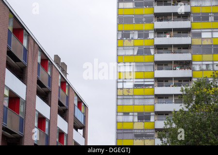 Bunte Wohngebäude entlang Golden Lane, London Stockfoto