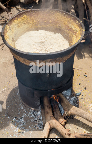 Hirse kochen, über eine Holz-Feuer, Nixo Dorf, in der Nähe von Sokone, Senegal Stockfoto