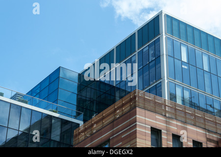 Ansicht des neuen Fassadensystems von einem Wohneigentum mit einer Kulisse eines modernen Büros Stockfoto