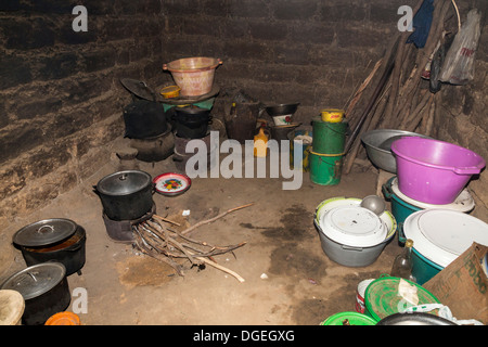 Hirse kochen, über eine Holz-Feuer, Nixo Dorf, in der Nähe von Sokone, Senegal Stockfoto