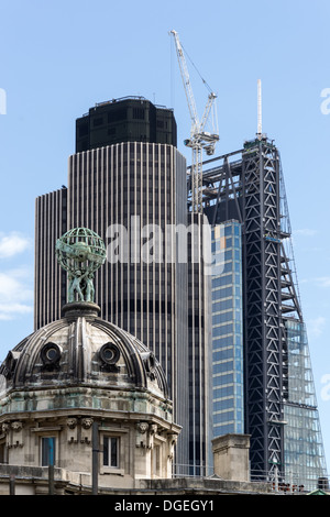 Ein Blick vom Moorgate Blick auf Bishopsgate zeigt die verschiedenen Baustile von London Stockfoto
