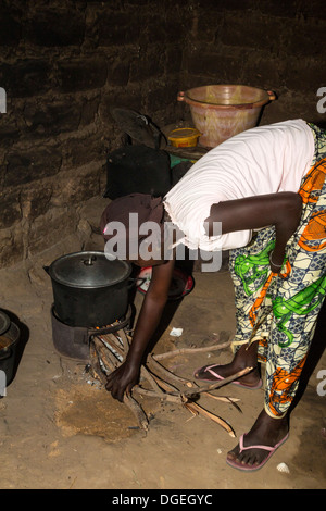 Kochen Hirse, über eine Holz-Feuer, Nixo Dorf, in der Nähe von Sokone, Senegal. Serer ethnische Gruppe. Stockfoto