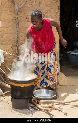 Kochen Hirse, über eine Holz-Feuer, Nixo Dorf, in der Nähe von Sokone, Senegal. Serer ethnische Gruppe. Stockfoto