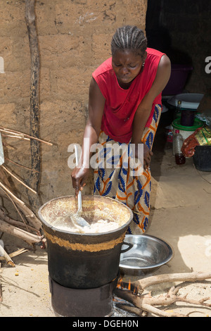 Kochen Hirse, über eine Holz-Feuer, Nixo Dorf, in der Nähe von Sokone, Senegal. Serer ethnische Gruppe. Stockfoto