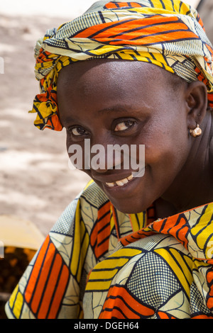 Junge Frau, Nixo Dorf, in der Nähe von Sokone, Senegal. Serer ethnische Gruppe. Stockfoto