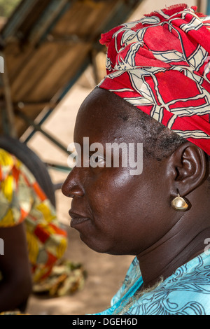 Gesichtsprofil, Middle-aged Frau, Nixo Dorf in der Nähe von Sokone, Senegal. Serer ethnische Gruppe. Stockfoto