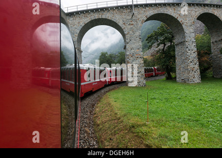 Swiss Mountain zug Bernina Express geht die Spirale des Brusio Viadukt, Schweiz Stockfoto