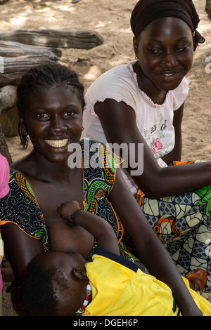 Junge Frau, die Pflege ihres Babys, Nixo Dorf, in der Nähe von Sokone, Senegal. Serer ethnische Gruppe. Stockfoto