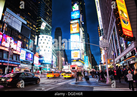 Belebten Times Square bei Nacht in New York City, NY, USA Stockfoto