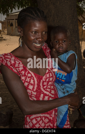 Young Woman Holding Young Boy, Nixo Dorf, in der Nähe von Sokone, Senegal. Serer ethnische Gruppe. Stockfoto