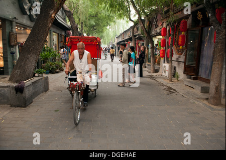 Traditionellen Rikscha an der Hauptstraße in der Jing Yang Hutong in Peking. Die Hutongs bieten einen Eindruck vom Leben in Peking. Stockfoto