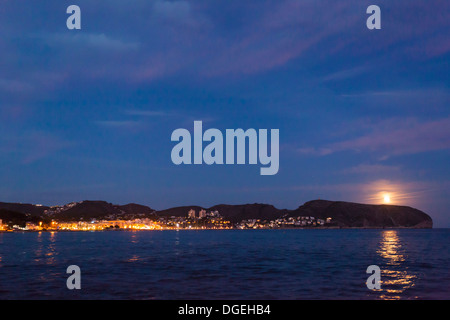 Mondaufgang von Cala Andrago in Teulada Moraira, Alicante, Costa Blanca, Comunidad Valenciana, Spanien, Europa Stockfoto