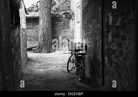 Fahrrad im alten Hutongs von Peking, China. Die Hutongs bieten einen Eindruck vom Leben in Peking vor Jahrhunderten. Stockfoto