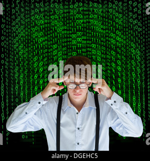 Geschäftsmann oder Lehrer mit binären auf Tafel Hintergrund Stockfoto