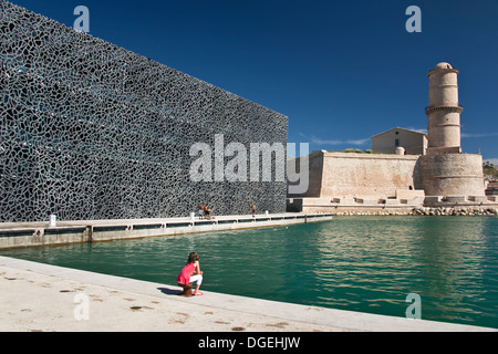 Das Fort Saint-Jean hinter MUCEM, Museum der europäischen und mediterranen Kulturen - Marseille, Frankreich Stockfoto