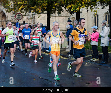 York, UK. 20. Oktober 2013. Zuschauer applaudieren Athleten, da sie vorbei an York Minster der ersten Plusnet Yorkshire Marathon laufen. Mehr als 6.000 Läufer nahmen an der Auftaktveranstaltung Teil. Bildnachweis: Lila Marmor/Alamy Live-Nachrichten Stockfoto